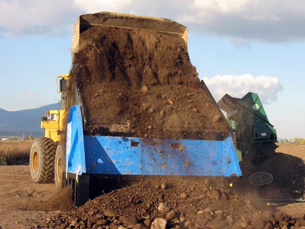 Back view of the DeSite SLG-108-RB Topsoil Screener